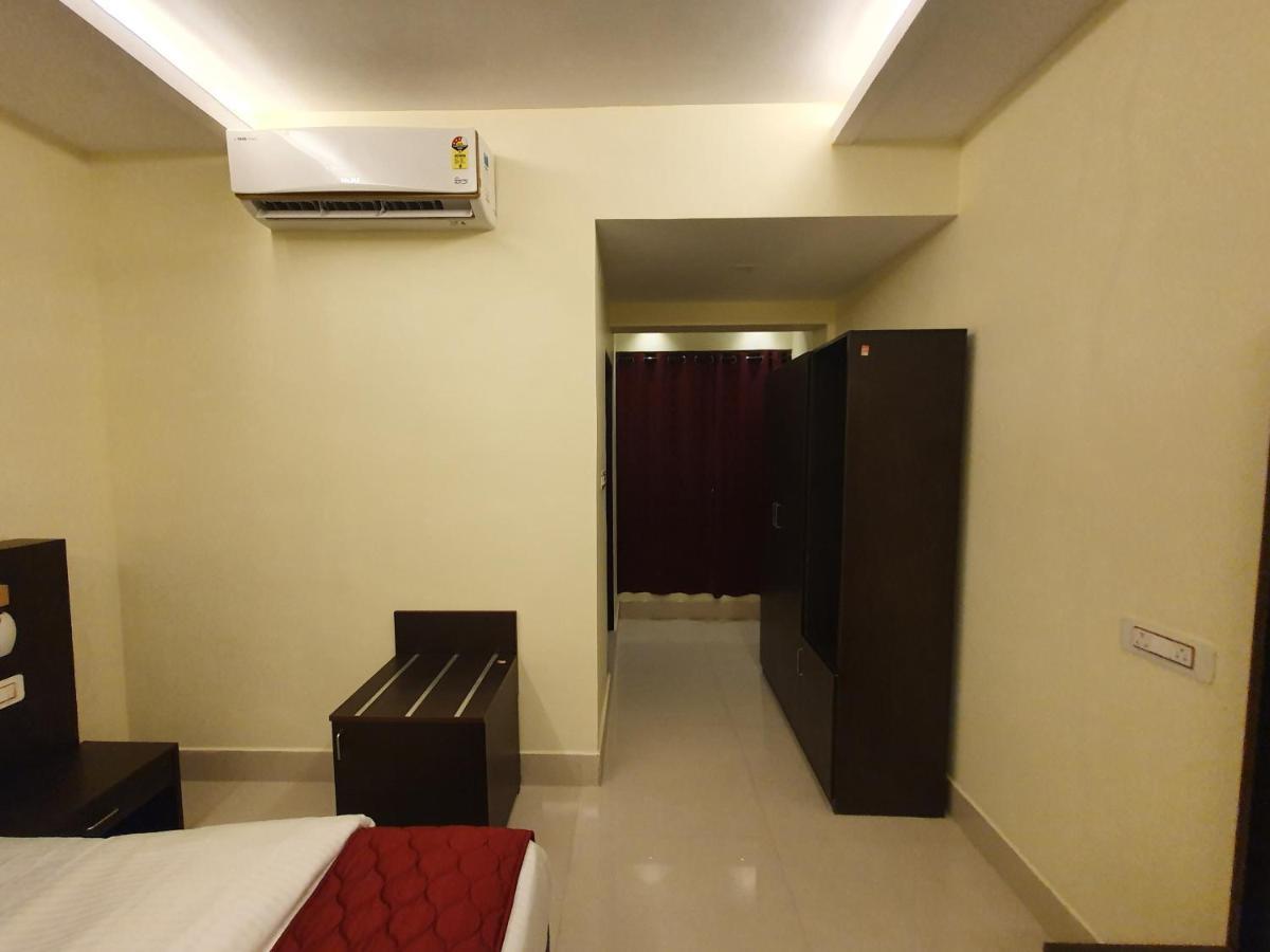 Sri Lakshmi Palace A/C Hotel Suluru Exterior photo